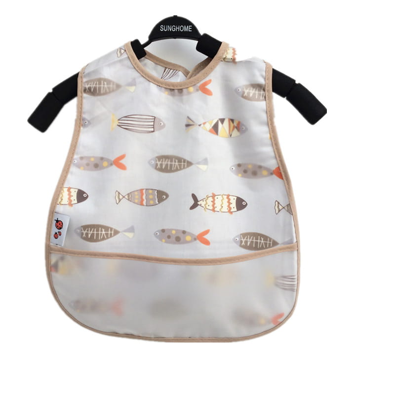 Ein transparentes wasserdichtes Baby-Lätzchen aus EVA-Material mit verspielten Fischmustern in gedecktem Orange-Grau und Braun, mit beigem Besatz und schwarzen verstellbaren Trägern.
