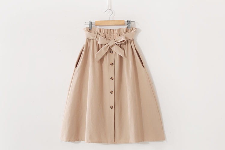 Jupe midi en coton beige, taille haute, fermeture boutonnée sur le devant, ceinture froncée assortie et nœud en tissu assorti, conçue comme une robe décontractée en ligne A.