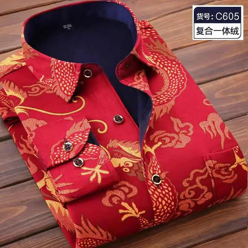 Chemise décontractée pour homme à coupe ajustée, manches longues, en rouge, avec une broderie dorée de dragon et de nuages, et une doublure intérieure bleu marine.