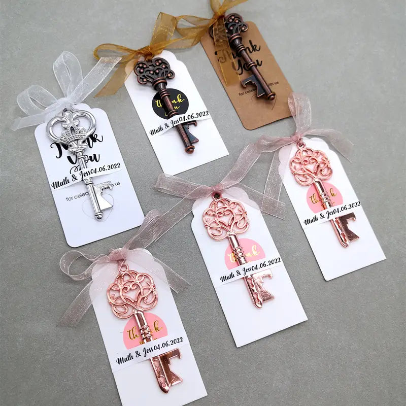 Recuerdos abridores de botellas para bodas con estilo antiguo y llave personalizada en acabados plata y oro rosa, con detalles de filigrana intrincados.