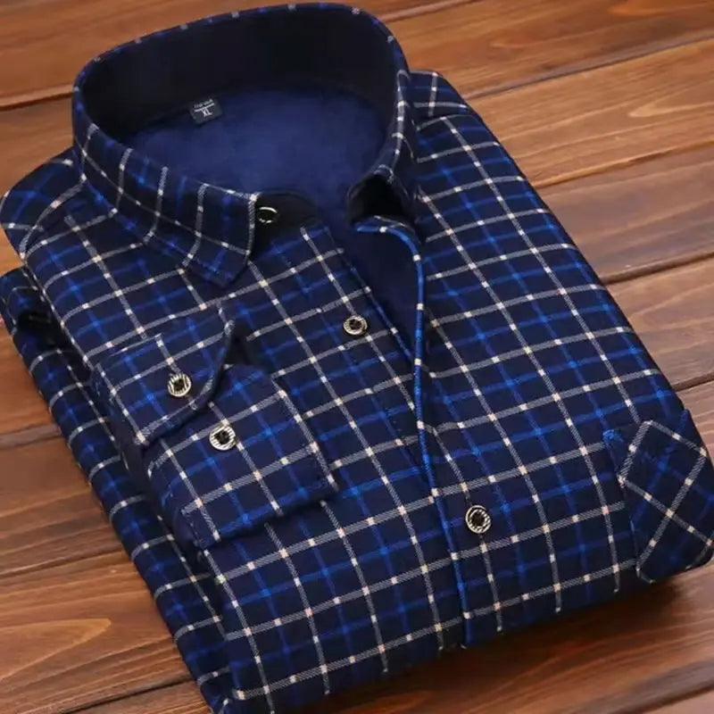 Chemise décontractée pour homme à coupe ajustée, manches longues, présentant un motif à carreaux bleu marine et blanc, avec un col intérieur bleu foncé contrastant.