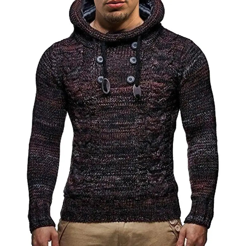 Figurbetonter Herren-Strickpullover mit Kapuze aus dunklem meliertem Strick mit strukturiertem Zopfmuster und schwarzen Kordeln mit silbertönigen Knöpfen.
