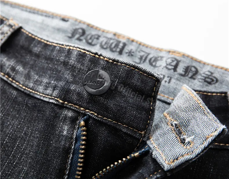 Jeans en denim stretch pour hommes, coupe regular fit, en denim foncé, avec une couture contrastante beige, des boutons noirs et une étiquette de marque « jeans » visible sur la ceinture.