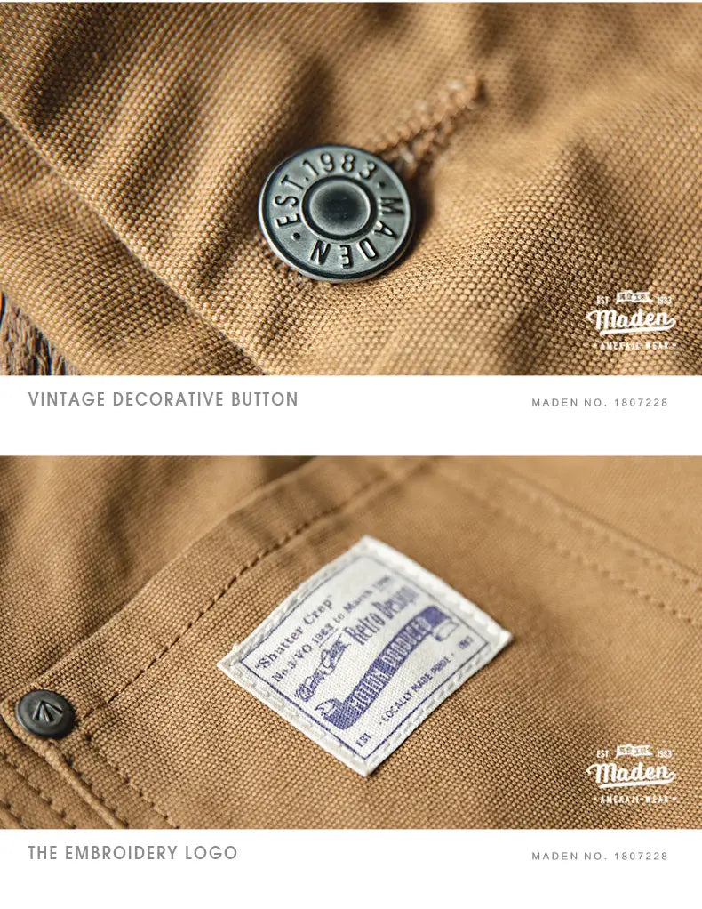 Bouton circulaire métallique au style vintage, gravé « est » sur les salopettes de travail vintage en toile beige Maden.