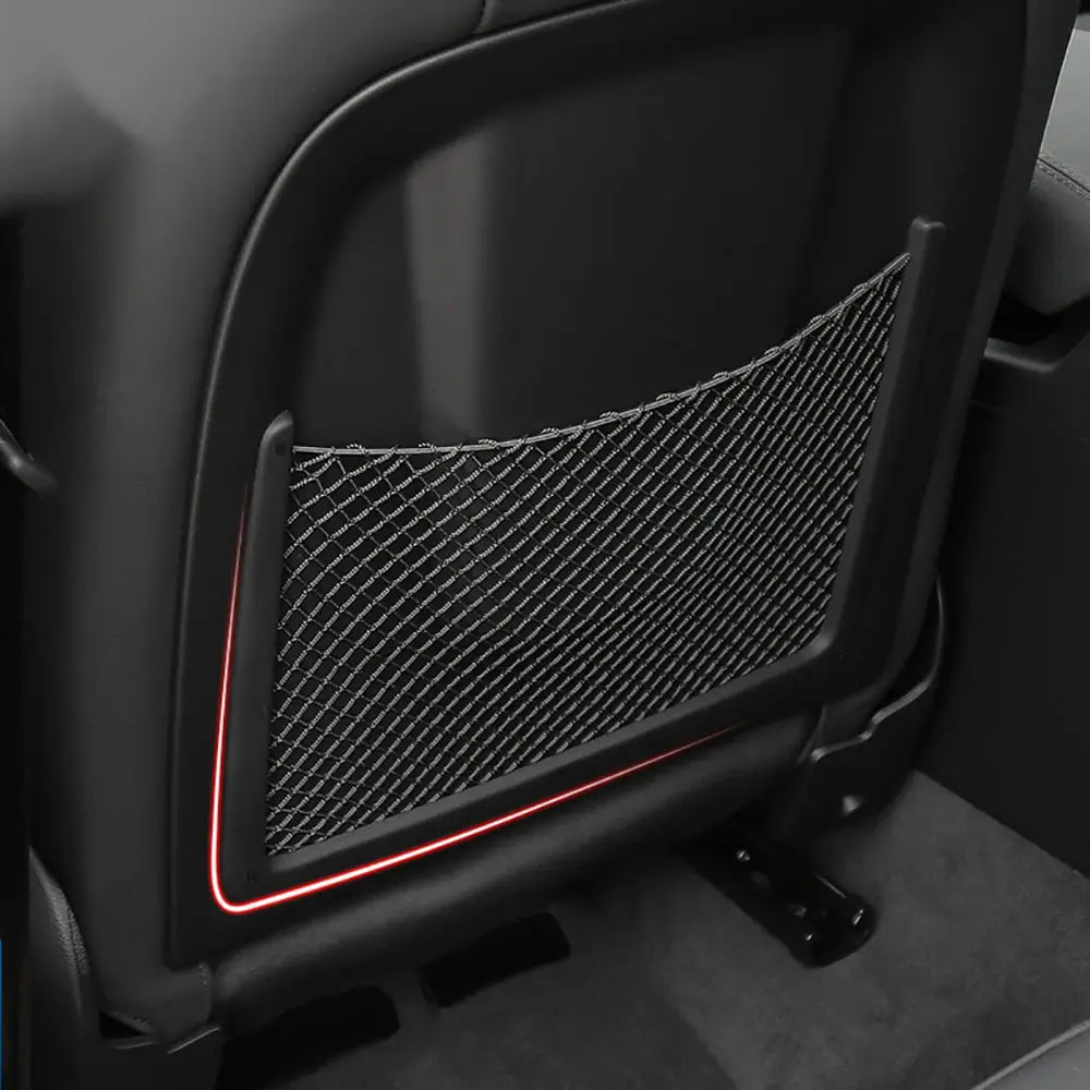 Se muestra el organizador de malla para respaldo de asiento Audi desde el lado posterior, con material de malla negra y un ribete de iluminación LED roja para el almacenamiento y la organización del asiento del automóvil.