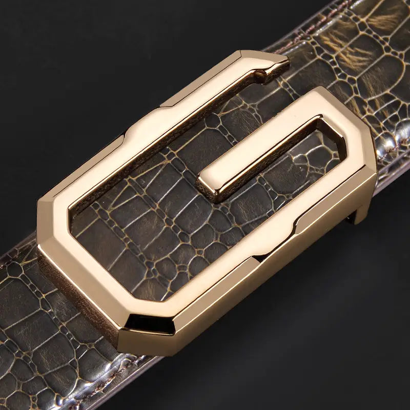 Herren-Krokodilledergürtel mit goldfarbener rechteckiger Schnalle mit modernem, kantigem Design auf einem dunkelbraunen, krokodilgeprägten Lederriemen.