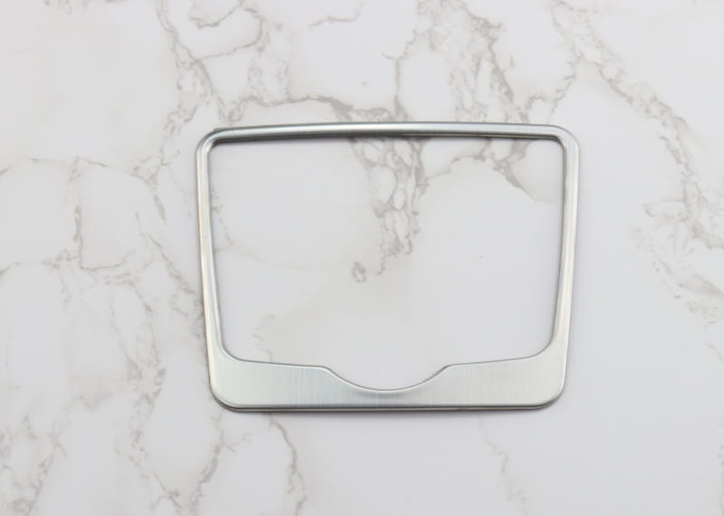 Einfassung fürs Armaturenbrett in Silberoptik aus Metall mit schlankem, gebürstetem Finish und abgerundeten Ecken für die Einfassung des Audi A4 B9 A5 Schalthebel-Wandhalters für den Becherhalter.