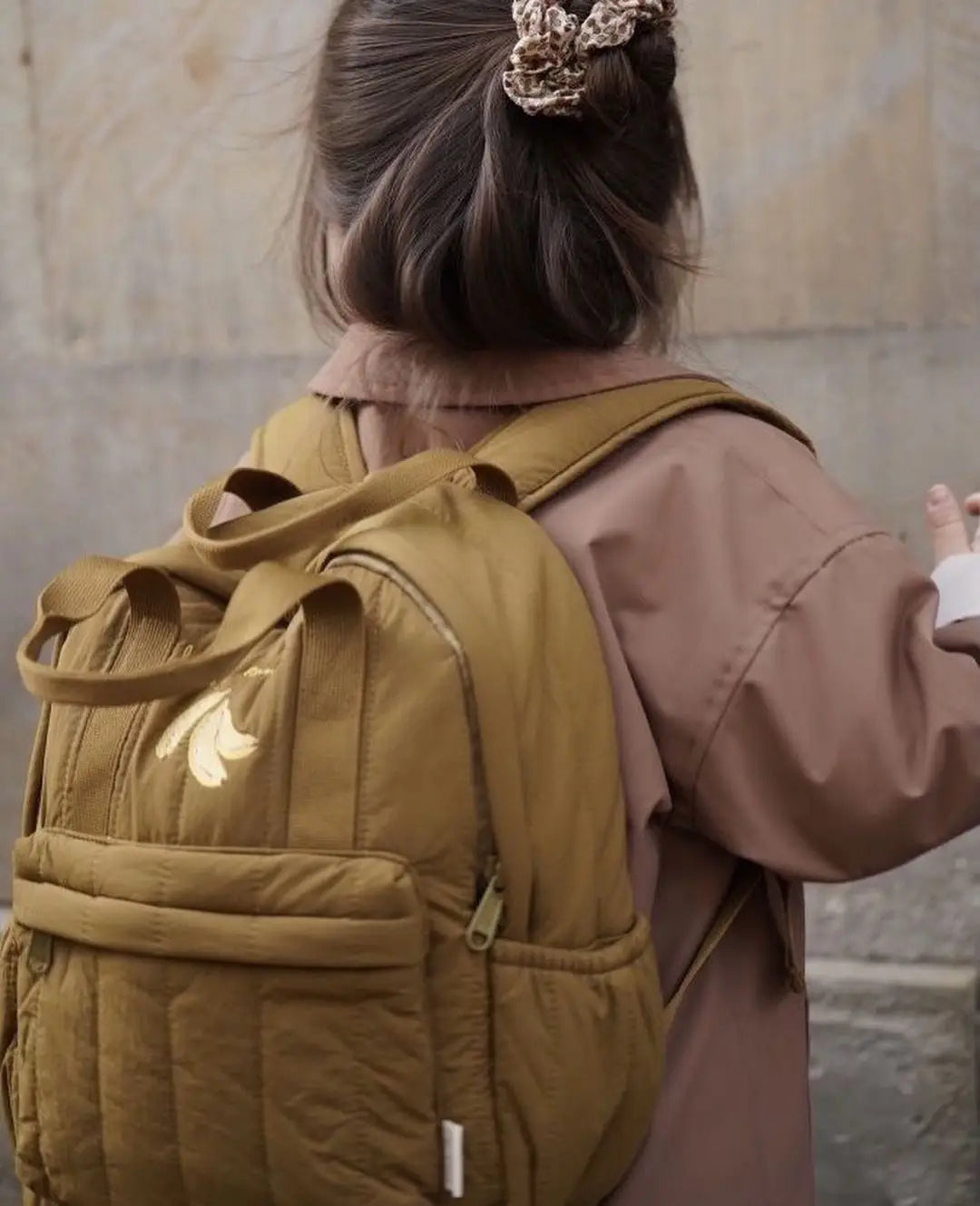 Olivgrüner gesteppten wasserfesten Kinder-Rucksack mit Logo in Form von Goldblatt-Banane, entworfen für den Schulgebrauch