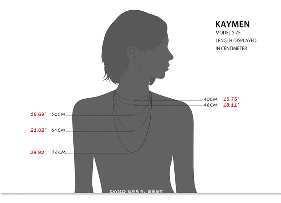Collier de mode en chaîne corporelle de perles de la marque Kaymen, présenté en trois longueurs différentes sur une silhouette mettant en valeur sa conception à étages multiples.