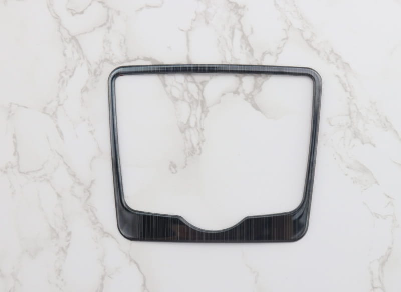 Audi A4 B9 A5 Schalthebel-Wandhalterung mit Becherhalter-Einfassung, mit schwarzer Carbonfaser-Optik für die Armaturenbrettverkleidung, mit schlankem rechteckigem Rahmen und geschwungener Unterkante.