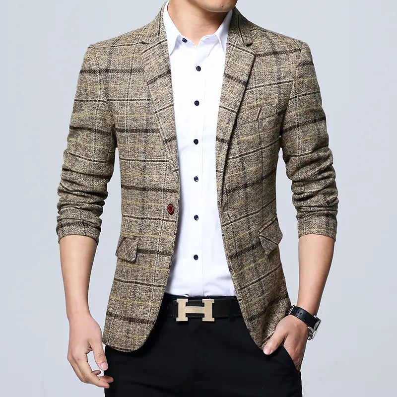 Veste de costume d’affaires en motif écossais pour homme, coupe slim, en tissu texturé marron et beige, avec fermeture à un bouton unique et un accent rouge contrastant.