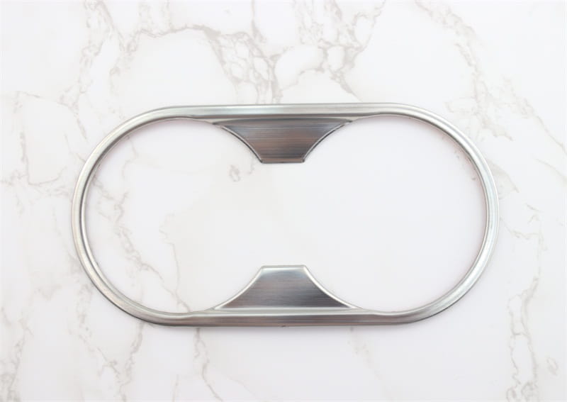 Tablett für Dual-Becherhalter aus Edelstahl mit schlankem, gebürstetem Finish und ovaler Gestaltung für die Einfassung des Audi A4 B9 A5 Schalthebel-Wandhalters für den Becherhalter.
