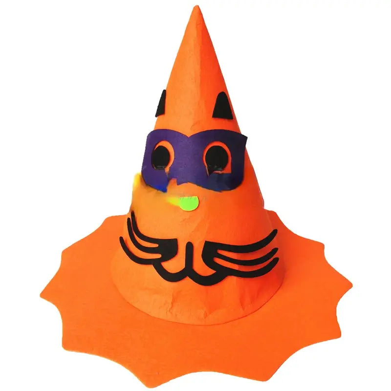 Halloween-Kürbishut für Kinder als Kostümzubehör mit einer orangefarbenen Kegelform, schwarzen dreieckigen Augen, einer violetten Maske und einer grünen Zunge.