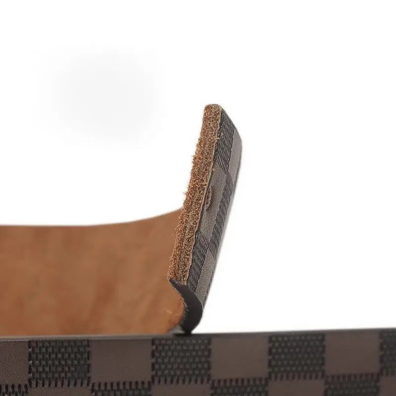 Cinturón de cuero de negocios con cuadros para hombre, con correa de cuero marrón, con un forro con patrón de cuadros en tonos gris oscuro y beige.
