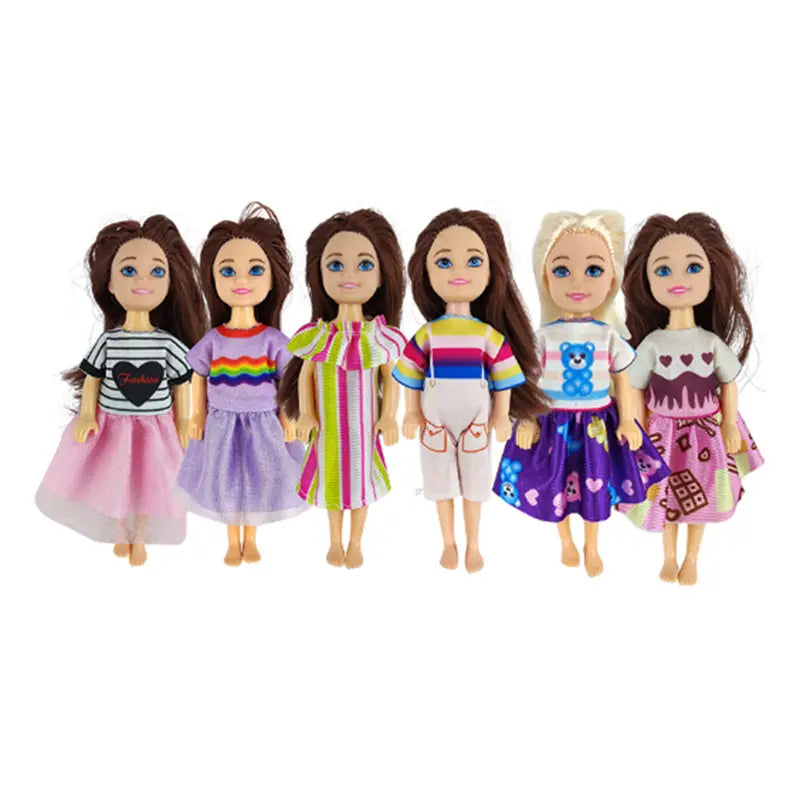 Sechs Puppen, gekleidet in ein Puppenkleidungs-Set mit sechs 6-teiligen Modebekleidungszubehörteilen, mit unterschiedlichen Outfits, darunter gestreifte Oberteile und bunte Röcke.