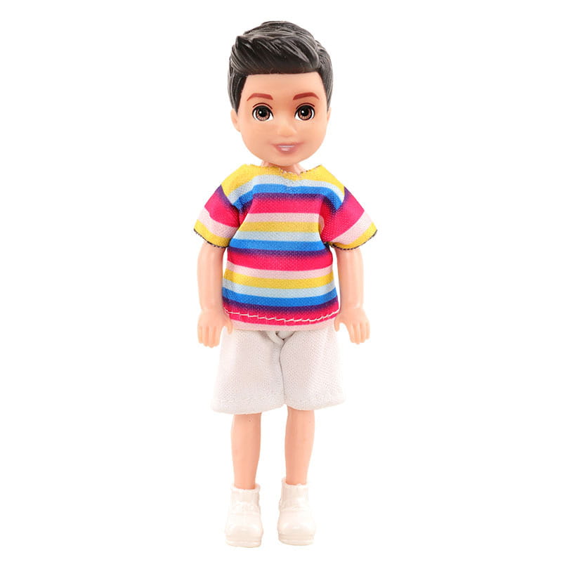 Eine Jungenpuppe mit kurzem schwarzem Haar, die ein buntes gestreiftes Hemd und weiße Shorts aus dem Puppenkleidungs-Set mit 6-teiligen Modebekleidungszubehörteilen trägt.