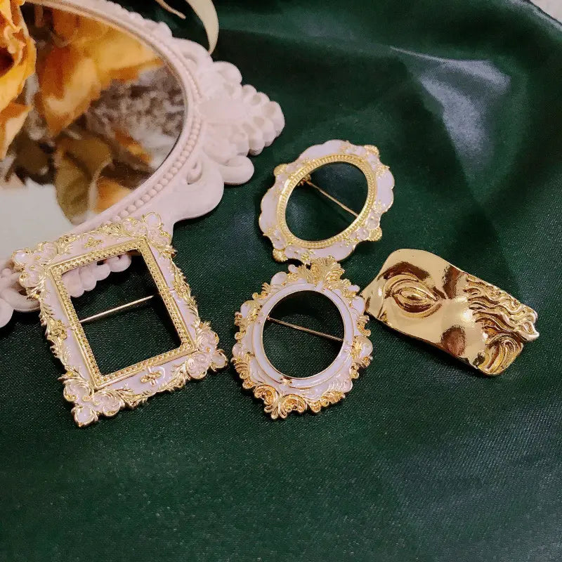 Broches para marco de cuadro con arte de David barroco, de estilo vintage elegante, con marcos ornamentados en tono dorado y esmalte rosa pastel suave, con un diseño de máscara singular.