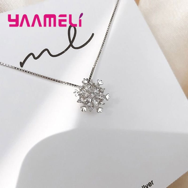 yameliブランドのマークが入った細身のチェーンに、煌めくクリスタルのアクセントを添えた繊細なシルバーペンダントを採用したスターリングシルバーのスノーフレーク・ペンダントネックレスセット。