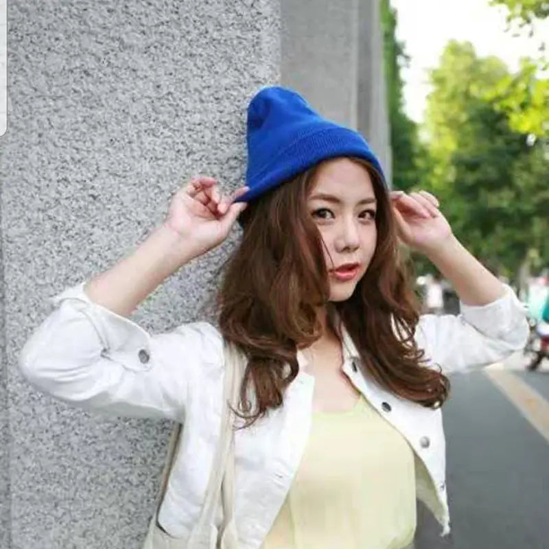 Bonnet en tricot bleu vif fabriqué dans un matériau uni, pour une tenue d’hiver décontractée unisexe, avec un service client fiable et des options d’expédition via China Post.