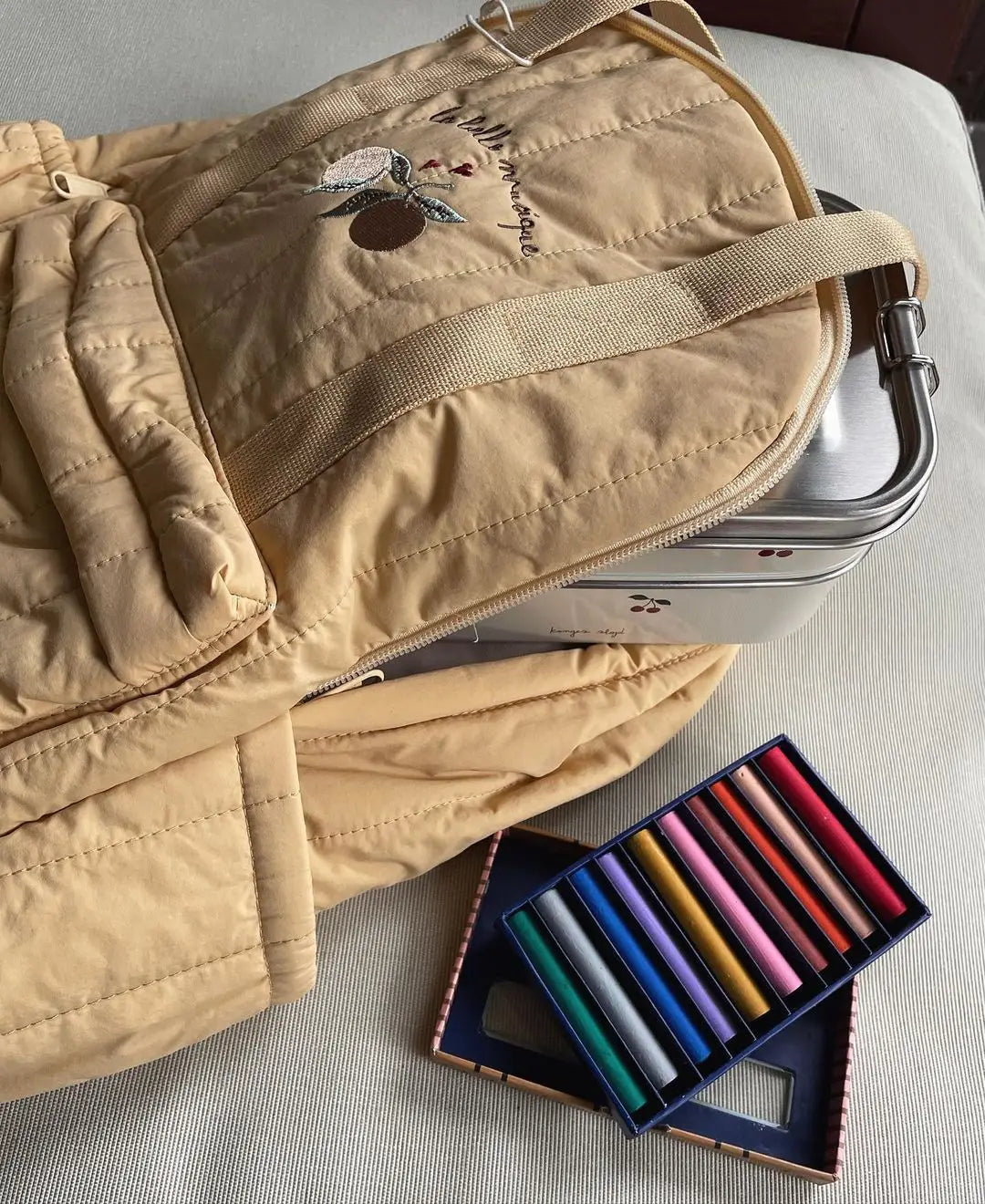 Beiger Kinder-gesteppten Rucksack mit besticktem Obstdesign und verstellbarem Schultergurt, wasserfest für die Schule.