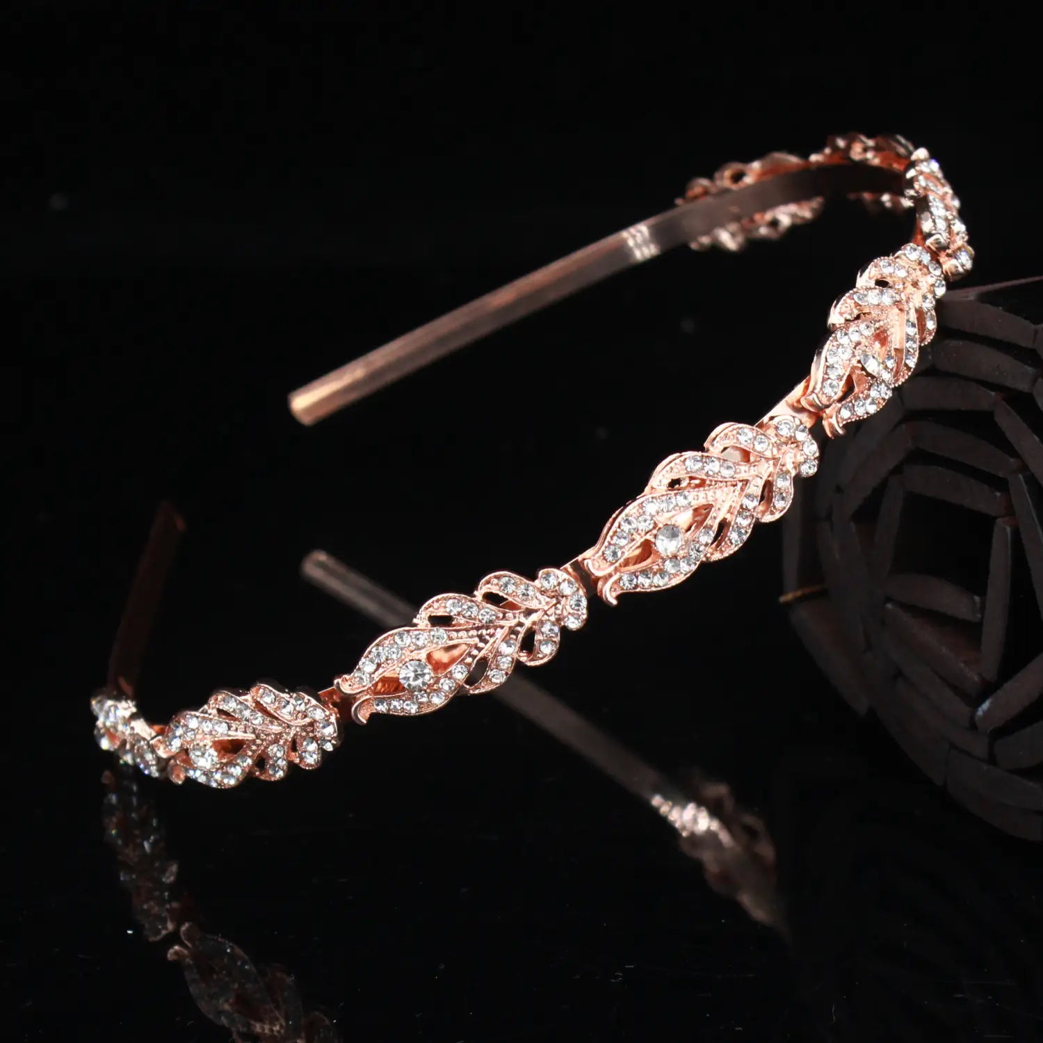 Una tiara de novia de cristal floral en rosa dorado con patrón de hojas, diadema de boda floral adornada con cristales transparentes brillantes.