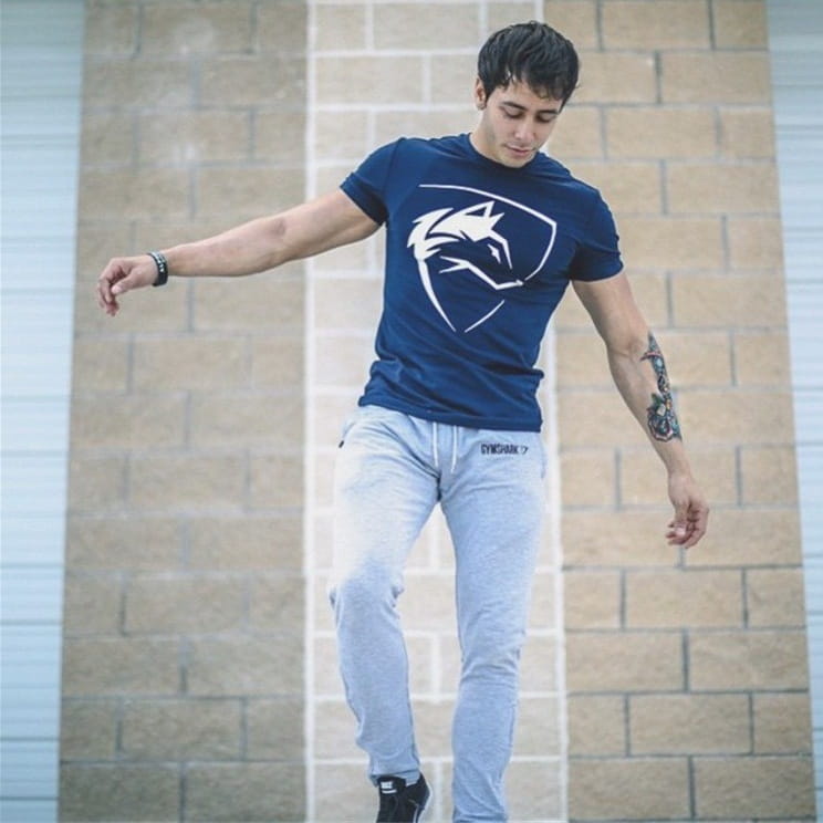 T-shirt d’entraînement en coton bleu marine pour homme, avec logo de loup gothique, doté d’une tête de loup stylisée blanche sur la poitrine, pour le streetwear.