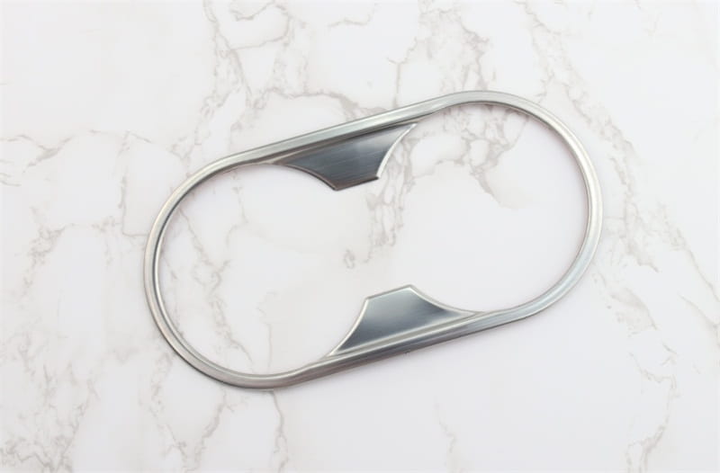 Metallische Einfassung für Audi A4 B9 A5 Schalthebel-Wandhalterung mit Becherhalter in Silberoptik mit schlanker ovaler Form und zwei integrierten Öffnungen.