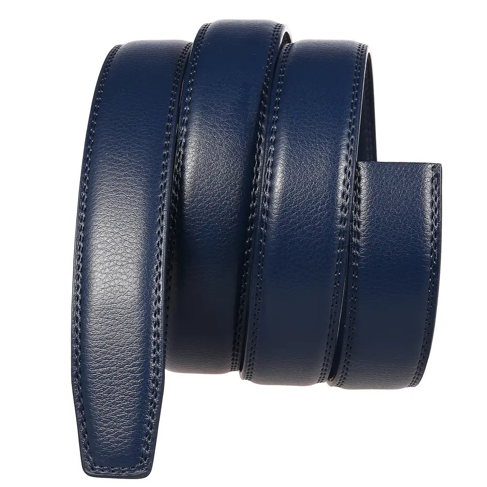 Sangle de ceinture en cuir véritable pour homme bleu foncé de 3,1 cm avec couture précise le long des bords.