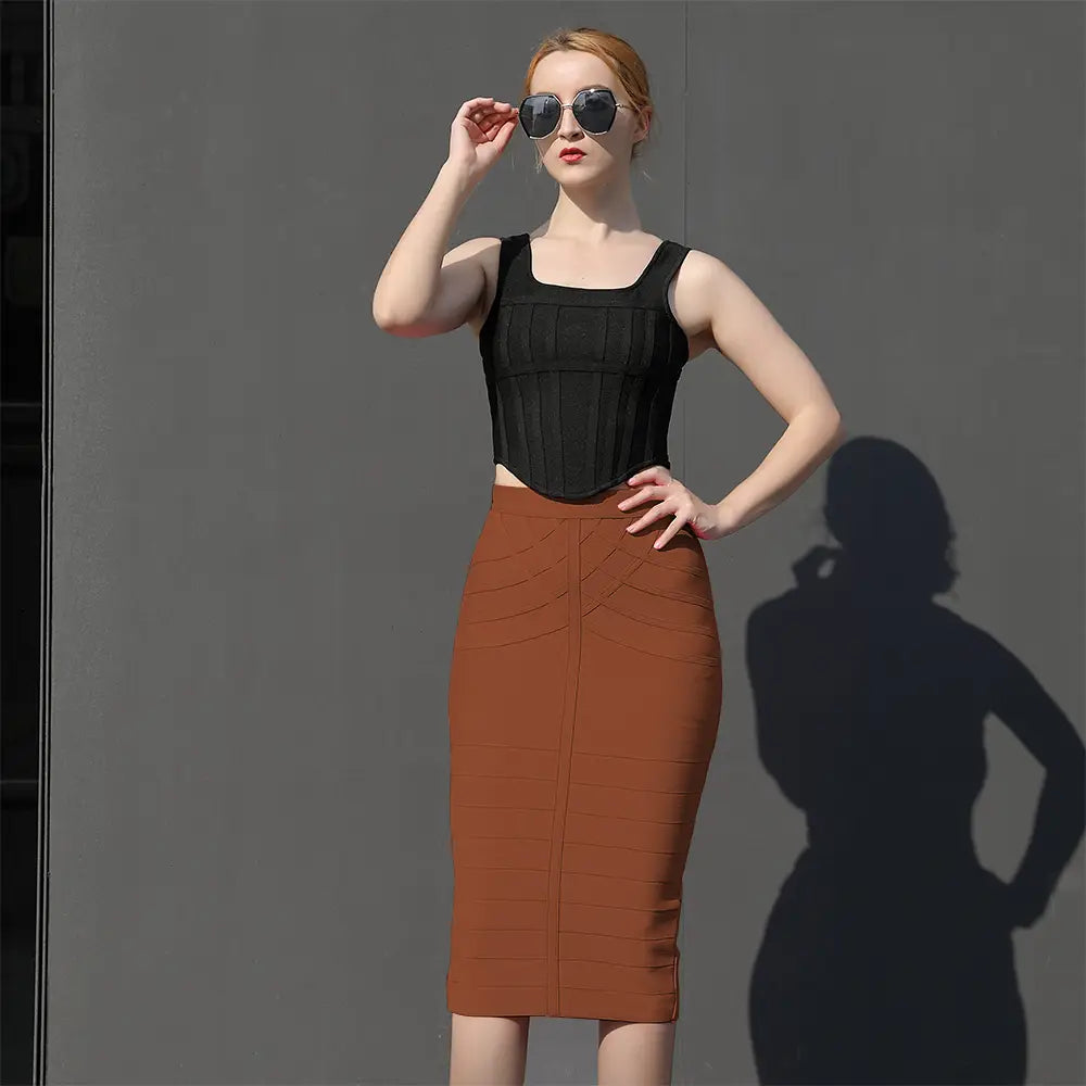 Top en corset côtelé noir à encolure carrée, associé à une jupe midi bandeau pour femme, taille haute, style crayon, marron, texturée, avec des détails de couture verticale.