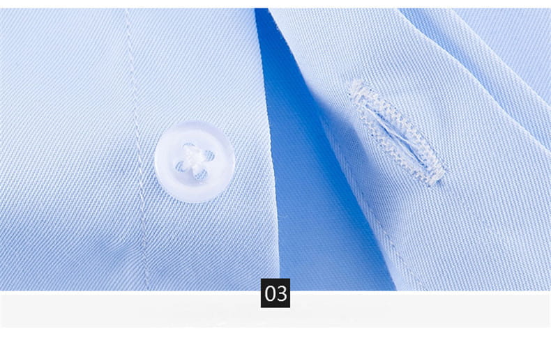 Chemise habillée en coton bleu clair à bouton recouvert, poignets français, pour homme, avec un bouton rond en plastique transparent présenté en taille asiatique et détails du tableau des tailles.
