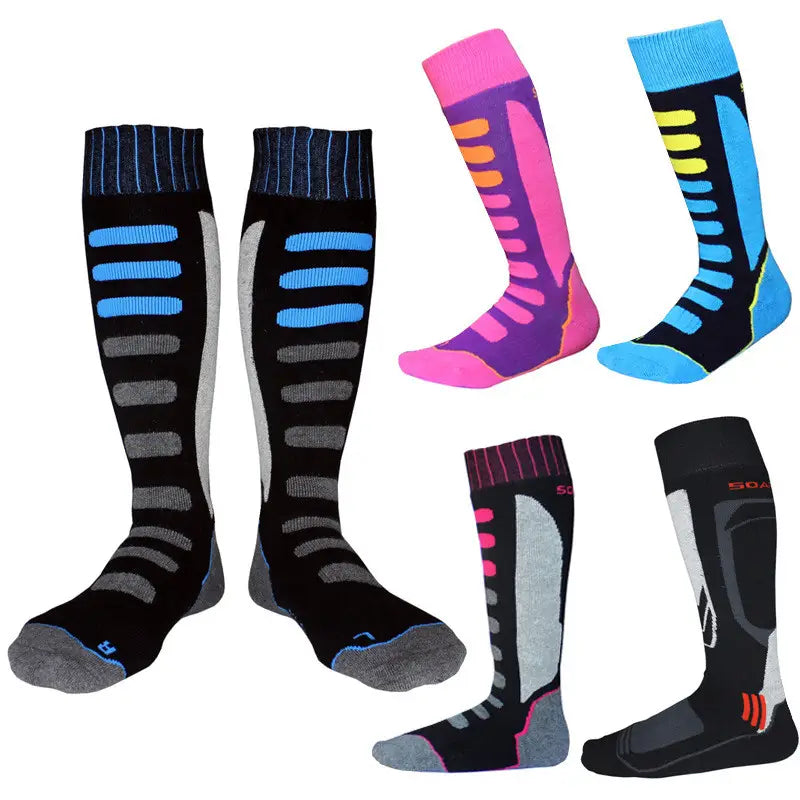 Chaussettes de ski athlétiques colorées, avec des motifs rose vif, bleu et noir, fabriquées en coton épais, avec coutures renforcées pour une utilisation thermique en sports d’hiver en famille.