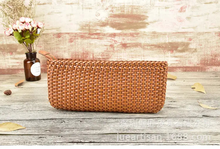 Une trousse à crayons en cuir tressé beige, à fermeture éclair, fabriquée en cuir véritable, s’accordant avec les sacs à main en cuir tressé et les embrasses en peau de vache en couches.
