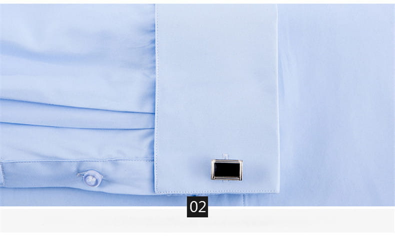 Bouton de manche rectangulaire argenté à empiècement noir, fixé à la manche d'une chemise habillée bleu clair à boutons recouverts à poignets français pour homme en taille asiatique