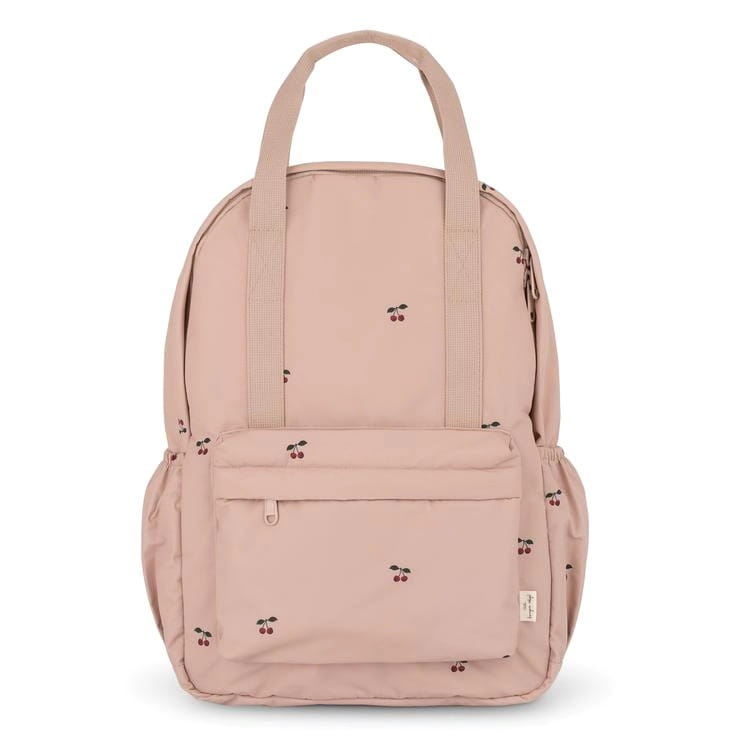 Ein blush pinkfarbener Kinder-gesteppten, bestickten Rucksack mit dezentem Kirschenmuster und robusten Stoffträgern, entworfen als wasserfester Schulrucksack.
