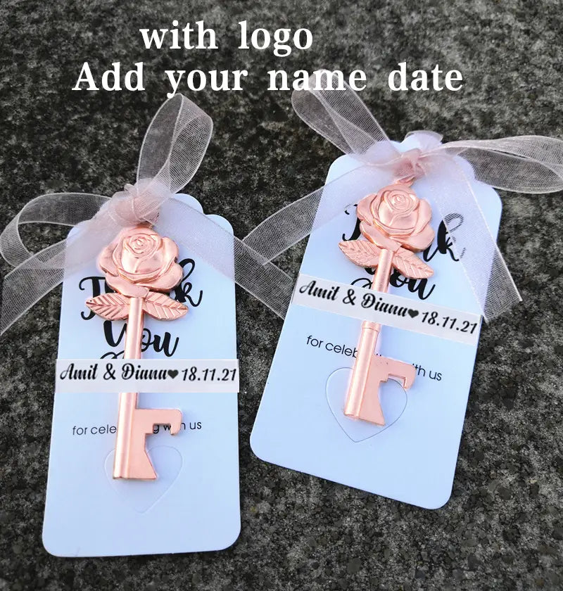 Encanto de llavero con forma de rosa en acabado oro rosa, sujeto a una tarjeta con cinta blanca atada, con detalles personalizados de la boda como recuerdo abridor de botellas para bodas.