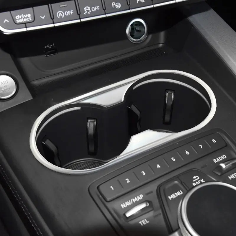 Audi A4 B9 A5 Schalthebel-Wandhalterung mit Ablagefach-Einsatz, mit schwarzem und silbernem Dual-Becherhalter-Einsatz und schlankem, modernem Design.