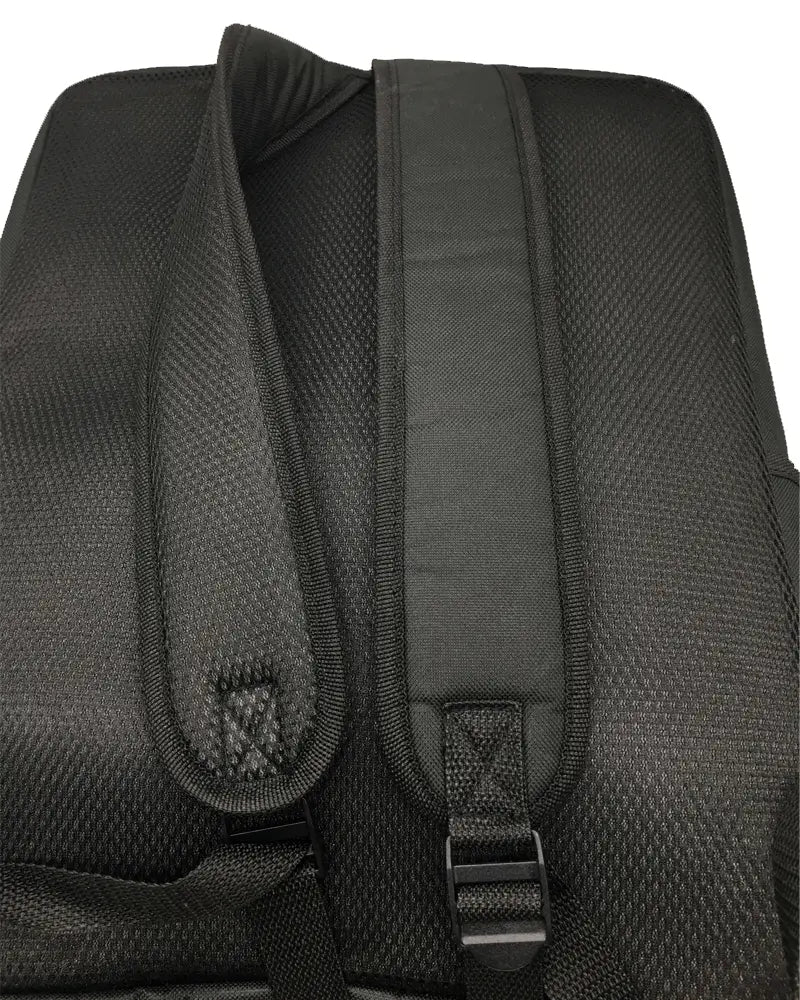 Sac à dos de voyage pour poussette en mesh noir pour Cybex Libelle Gb Pockit, avec bretelles d’épaule rembourrées et réglage par boucle, vu depuis le côté arrière.