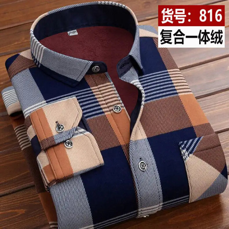 Chemise décontractée pour homme à coupe ajustée, manches longues, en bleu marine, beige et brun à carreaux, avec une doublure de col à rayures.