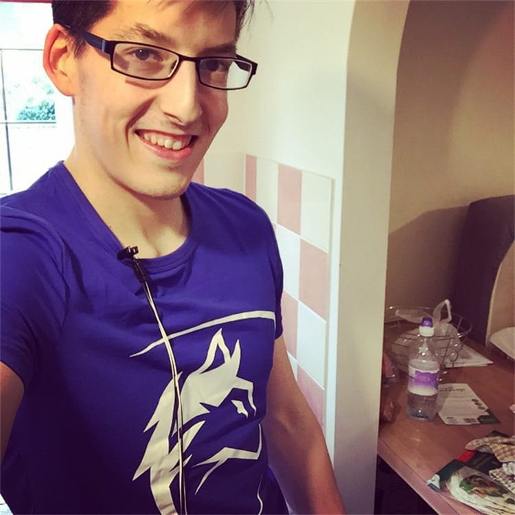 T-shirt d’entraînement en coton bleu pour homme, avec logo de loup gothique, comportant un graphisme de loup blanc, pour un usage streetwear.