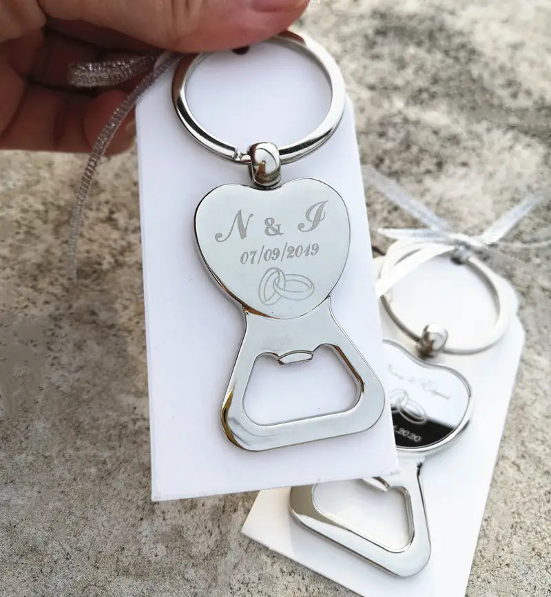 Porte-clés décapsuleur en métal argenté en forme de cœur avec initiales gravées et date du mariage, personnalisé en tant que faveur de mariage