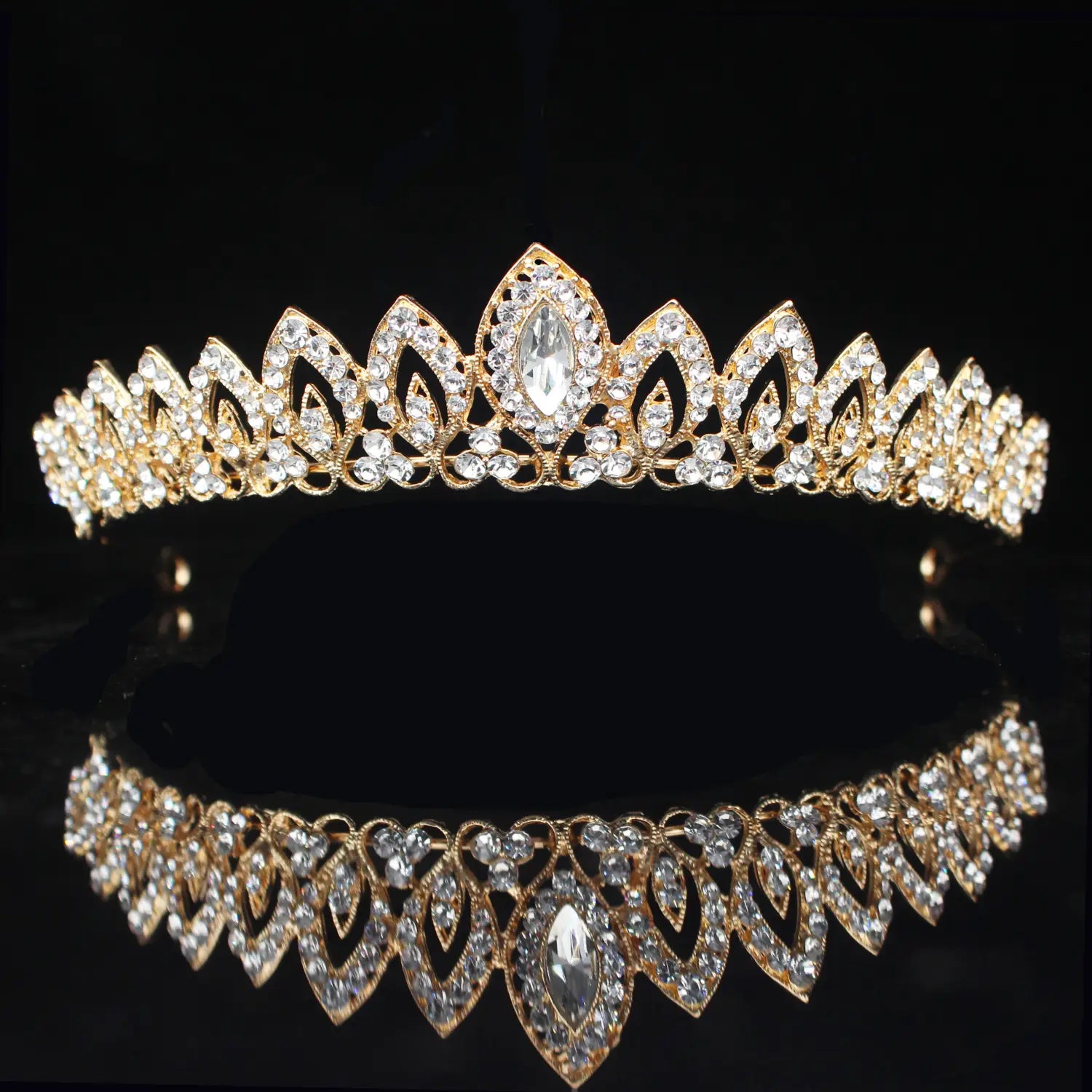 Diadema de boda floral con tiara de novia de cristal color dorado, adornada con cristales transparentes y una piedra central en talla marquesa.
