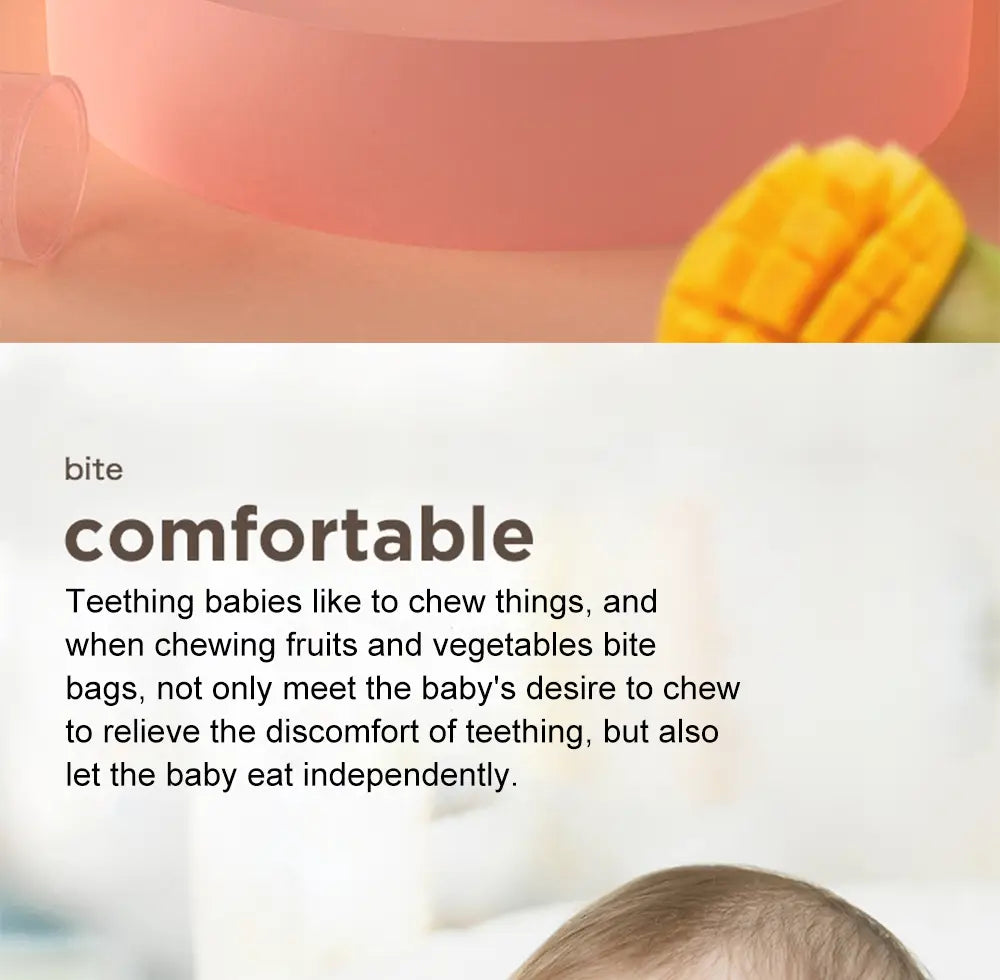 Weichrosa Silikon-Babysqueeze-Feedingflasche und Löffelspender mit strukturierter Oberfläche für sicheres Kauen und selbstständiges Essen.