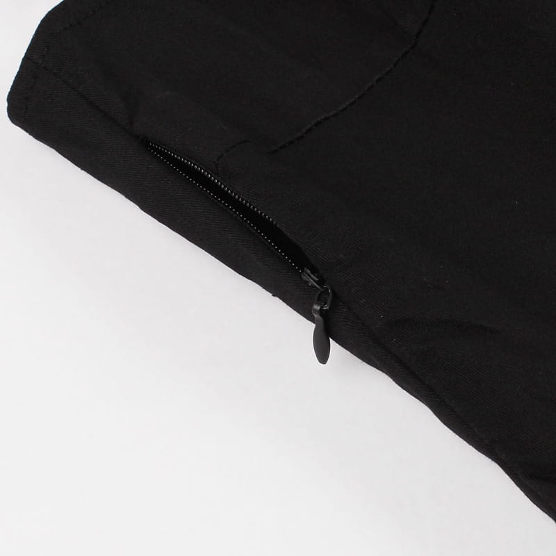 schwarzes, wattiertes Stoffdetail mit Reißverschluss an einem Vintage-Bat-Embroiderie-A-Linien-Kleid