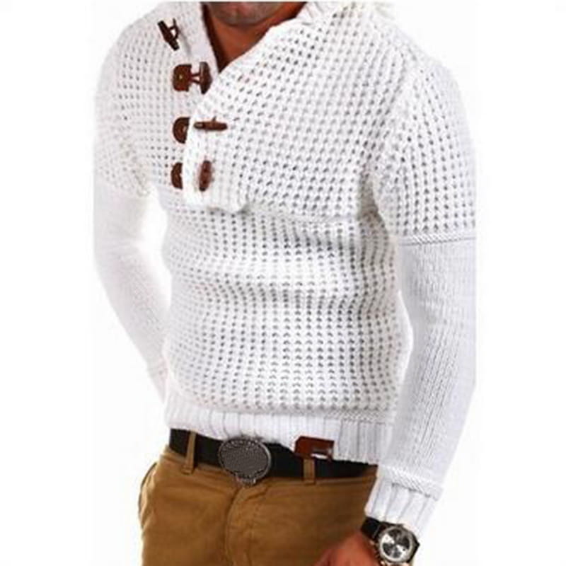 Herren-Waffelstrick-Kapuzenpullover in Grau mit einem weißen, gestrickten, strukturierten Lochmuster und kontrastierenden dunkelbraunen Holz-Knebelknöpfen.