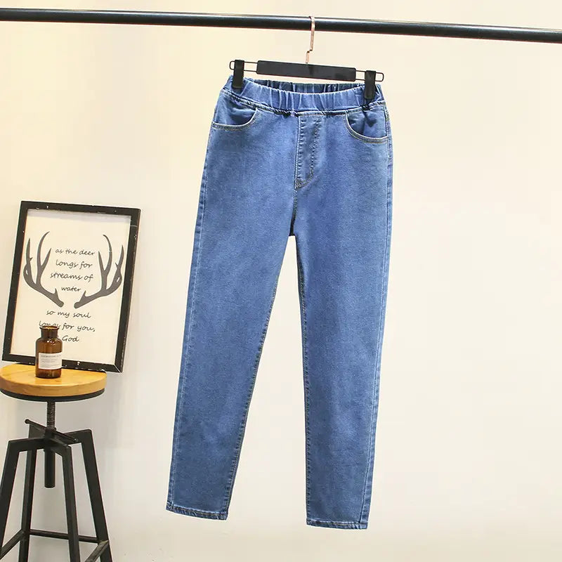 Jeans en denim bleu clair extensible taille haute à effet clair, avec une taille élastique et une coupe classique de jambe droite.