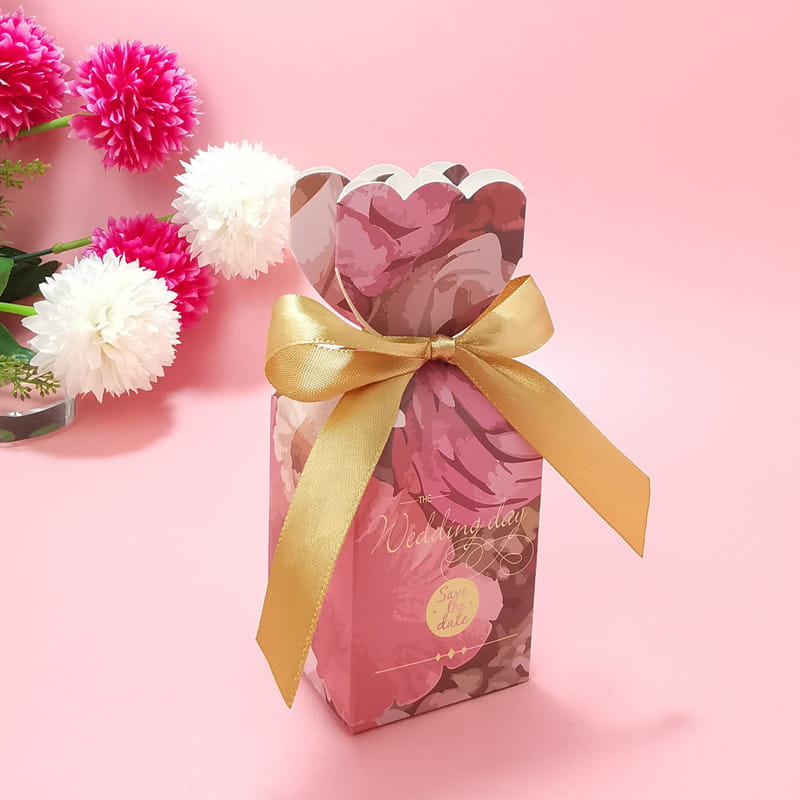 Rosa Blumige Hochzeits-Gastgeschenkbox mit einer goldfarbenen Satinband-Schleife für elegante Dekorationen bei besonderen Anlässen