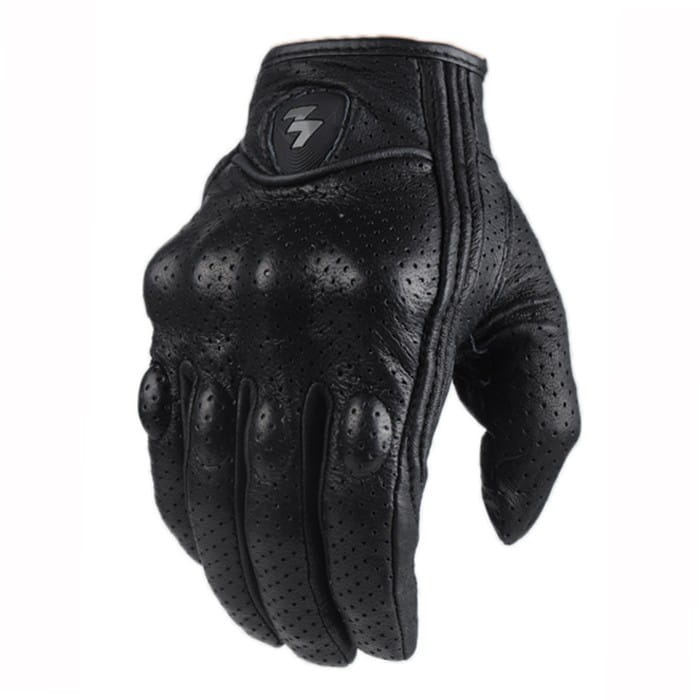 Guante de motocicleta de cuero negro con palma y secciones de los dedos perforadas, que presenta un sutil logotipo de rayo en la muñeca, diseñado para equipamiento de conducción con protección de nudillos de carbono.