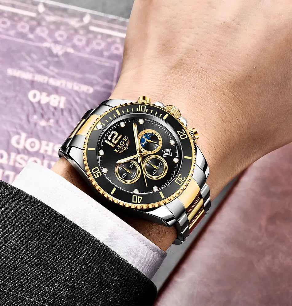 Montre chronographe Lige bicolore acier inoxydable et or au design épuré, avec un cadran noir comportant trois sous-compteurs et des index horaires luminescents.