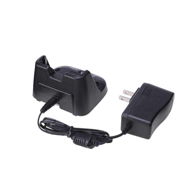 ICOM BP-265 リチウムイオン電池用の充電ベースとして設計された、対応する電源アダプターおよびコイル状ケーブル付きブラックプラスチック・ドック充電器。