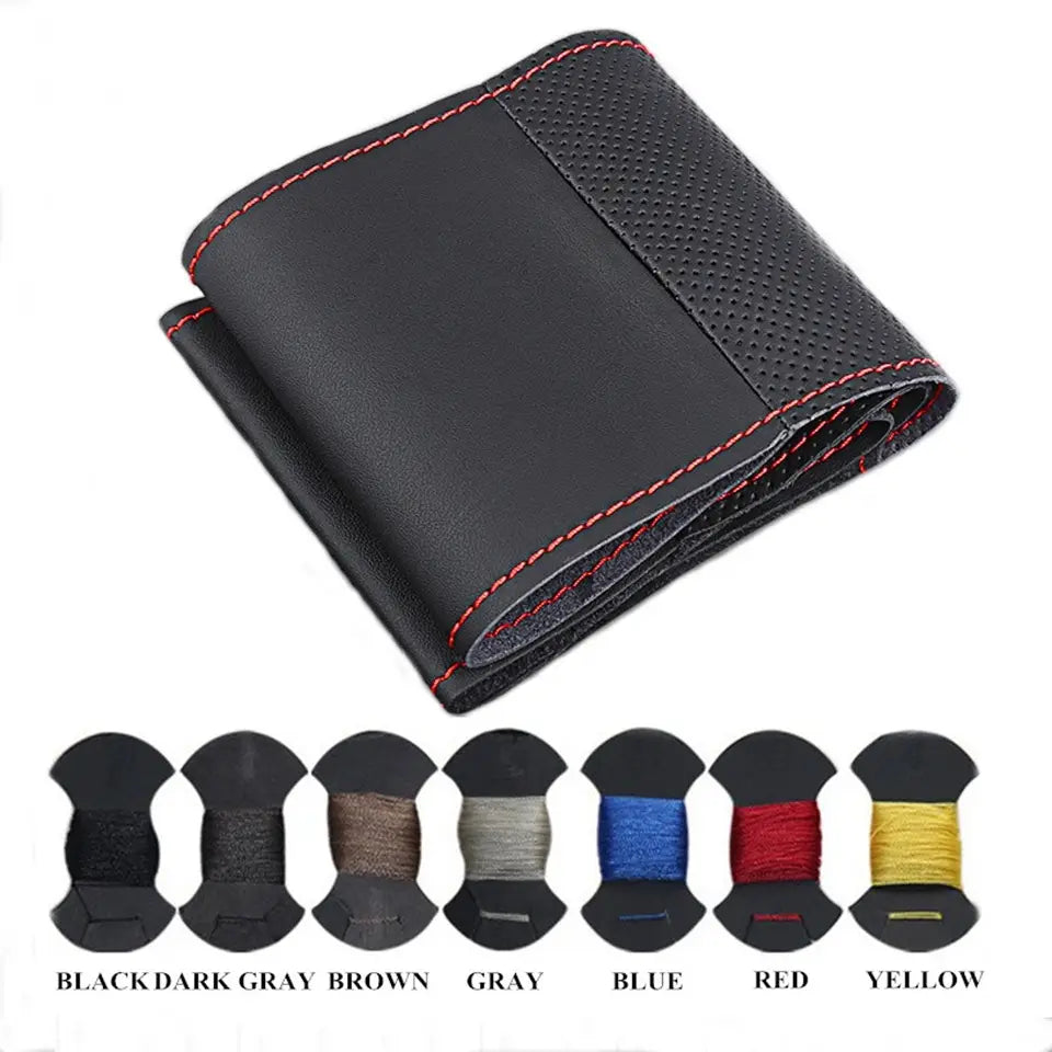 Cartera de cuero negro con costuras rojas y panel perforado, diseñada como una funda para volante Audi con costuras rojas en cuero.